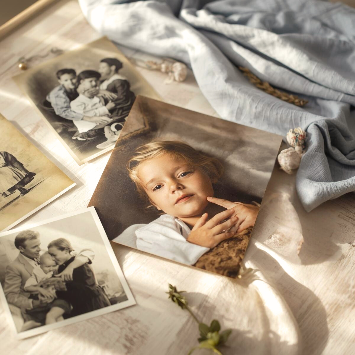 Photos anciennes de famille symbolisant les schémas répétitifs transmis de génération en génération, consultation de libération transgénérationnelle